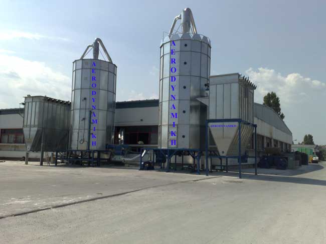 Silo with automatic cleaning filter units.