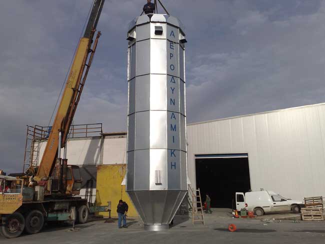 Silos with screw conveyor and a system with automatic clean